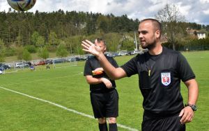 "Hnus. Fraška. Že se nestydíte." Tragický výkon rozhodčích vzbudil poprask. Kraj už trojici sudích odstavil