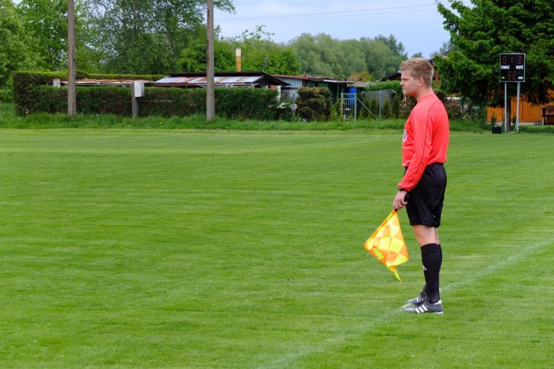 Jiří Novotný, pomezní zápasu, upozornil na nadávku vůči své osobě a domácí Kitzler putoval pod sprchy