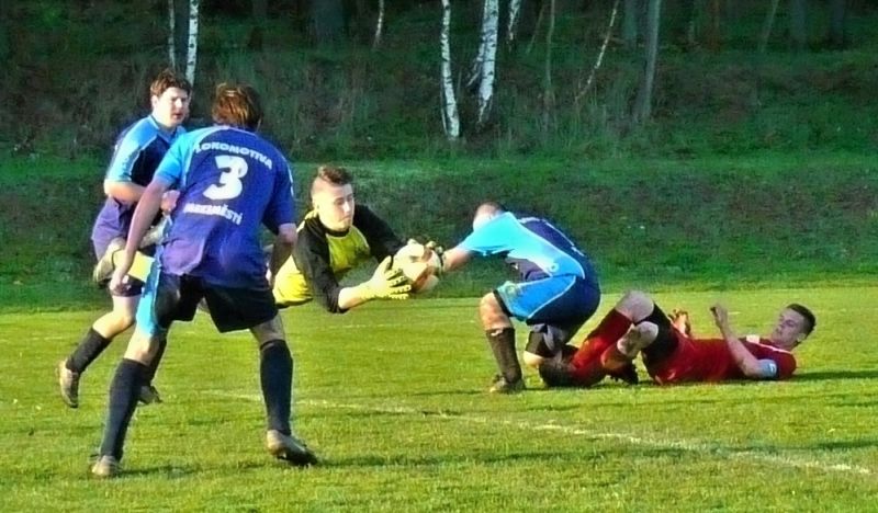 Poslední zmařená akce Jaroměře (v červeném) brankářem Meziměstí Petrem Čížkem v závěrečné minutě utkání.