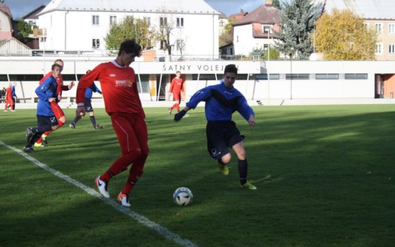 Petr Trávníček (vpravo) v souboji o balón s Petrem Macákem ml. (Spartak Chodov - vlevo)