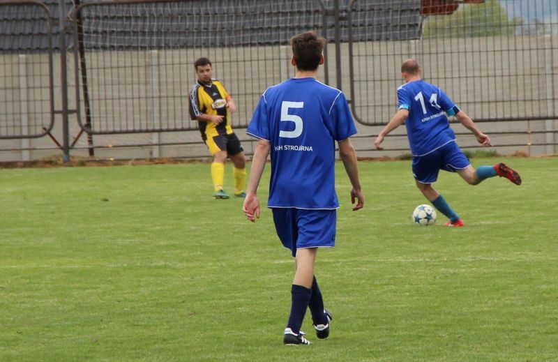 Domácí Milan Škoda (14) proniká do obrany Slušovic sledovaný Jakubem Křižkou (5) a kapitánem Slušovic Davidem Gajdůškem.