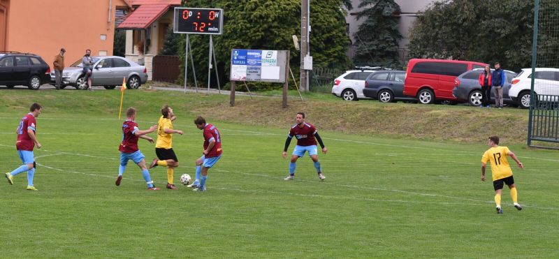 Situace, po které nařídil rozhodčí přímý kop ve prospěch domácích. Srdceryvný výkřik "postiženého" hráče č.21, pád a zlověstná nehybnost.  Přežije? 