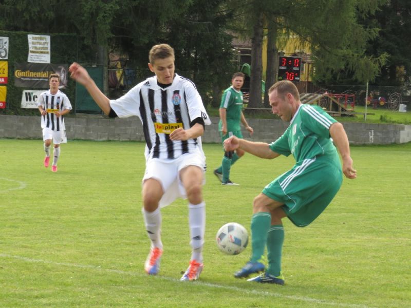Slavomír Smieško zasekává míč Marku Urazilovi. Autor fotek: Libor Granec 